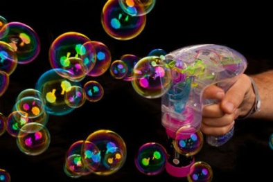 Súng, keo thổi bong bóng có thể gây hỏng hệ miễn dịch